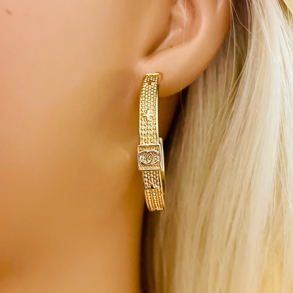 Elegant Gold-Toned Fashion Hoop Earrings